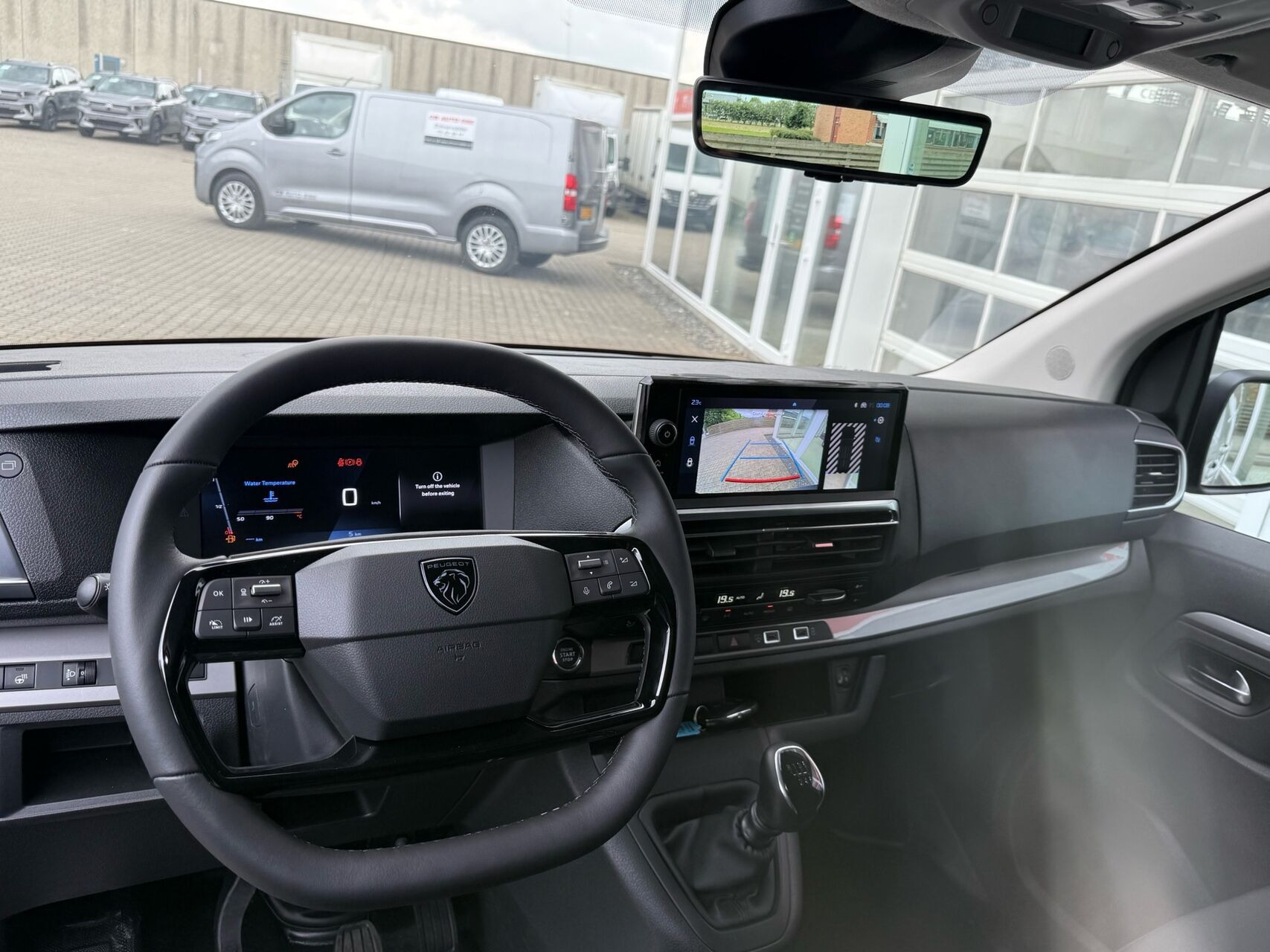 Hvid Peugeot Expert fra 2026