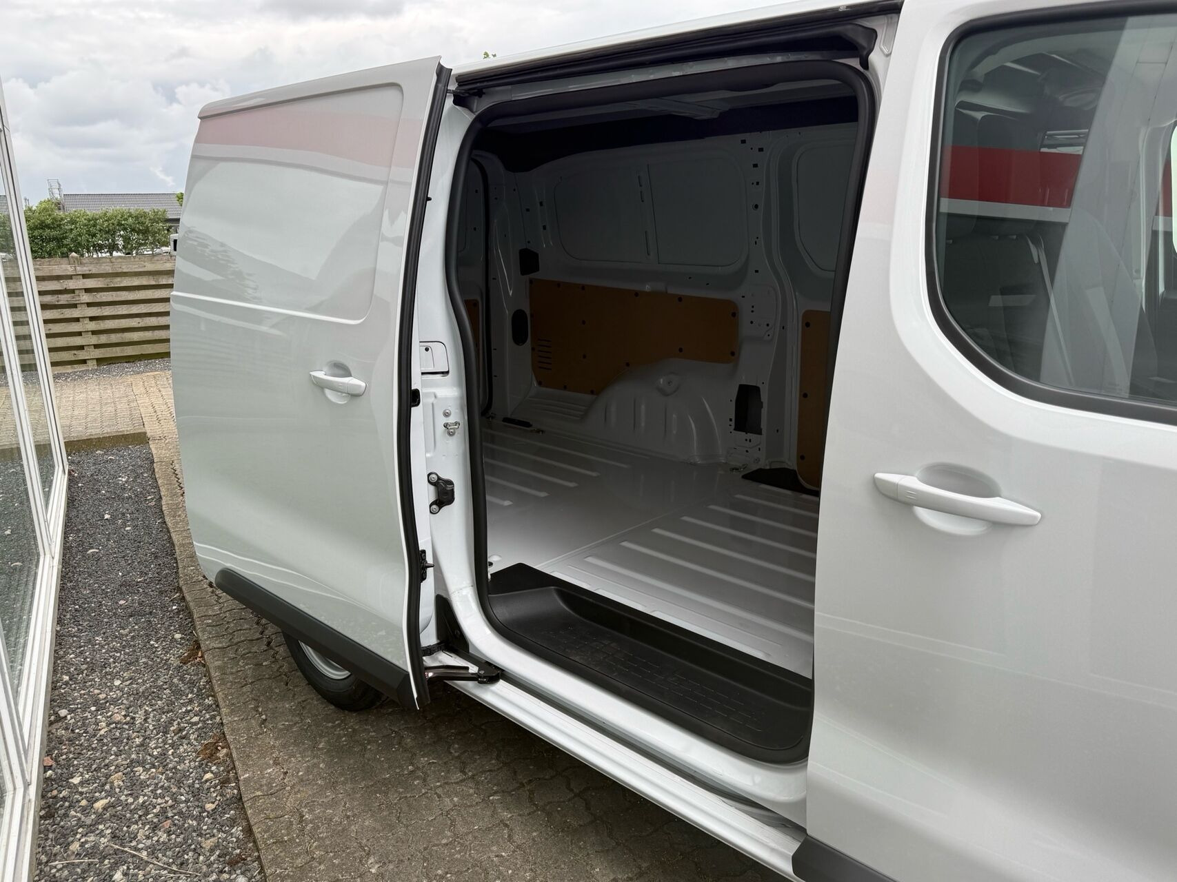 Hvid Peugeot Expert fra 2026