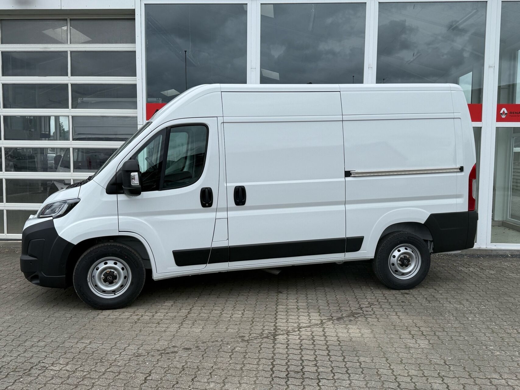 Hvid Opel Movano fra 2026