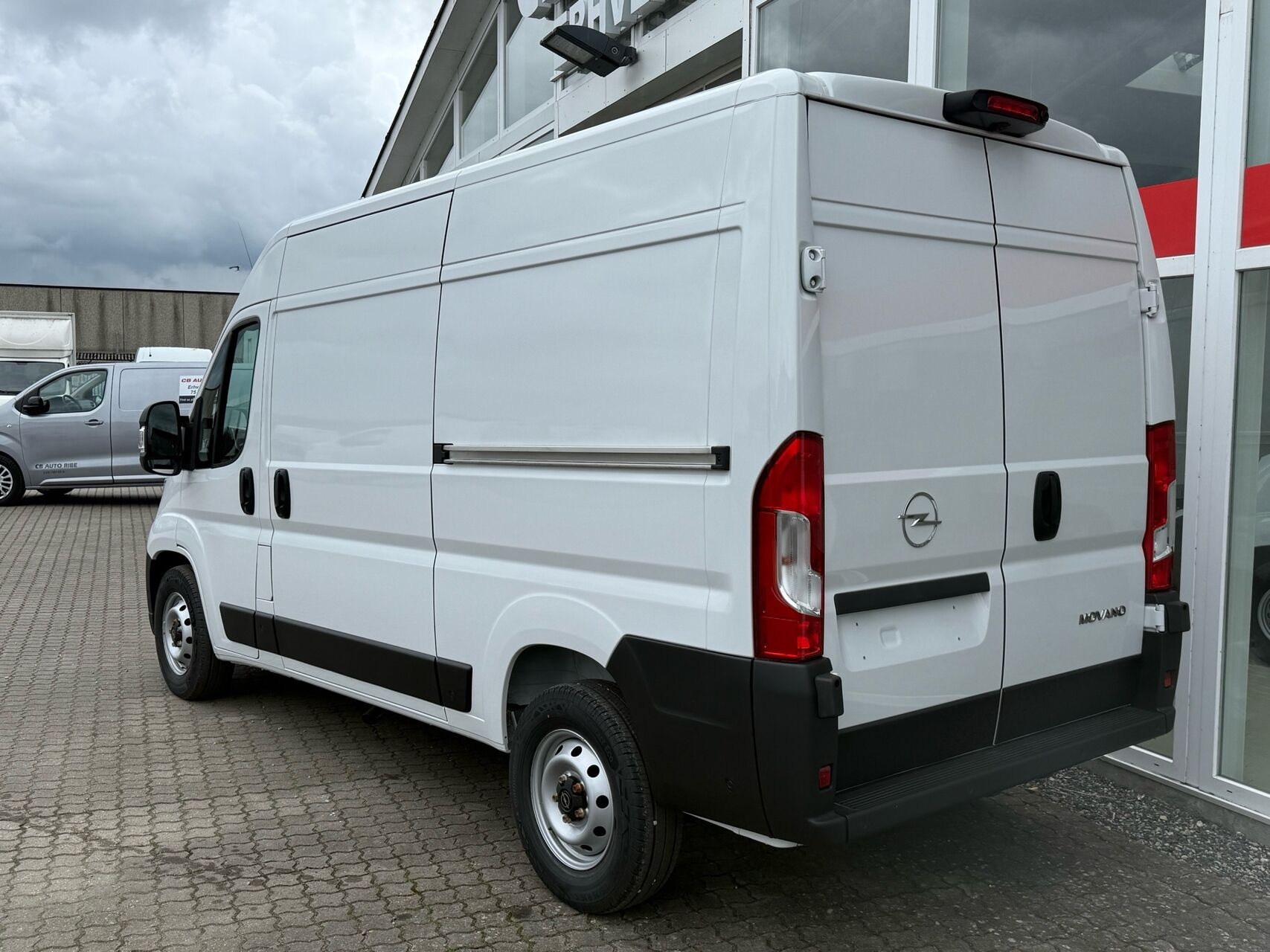 Hvid Opel Movano fra 2026