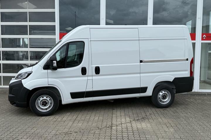 Hvid Opel Movano fra 2026