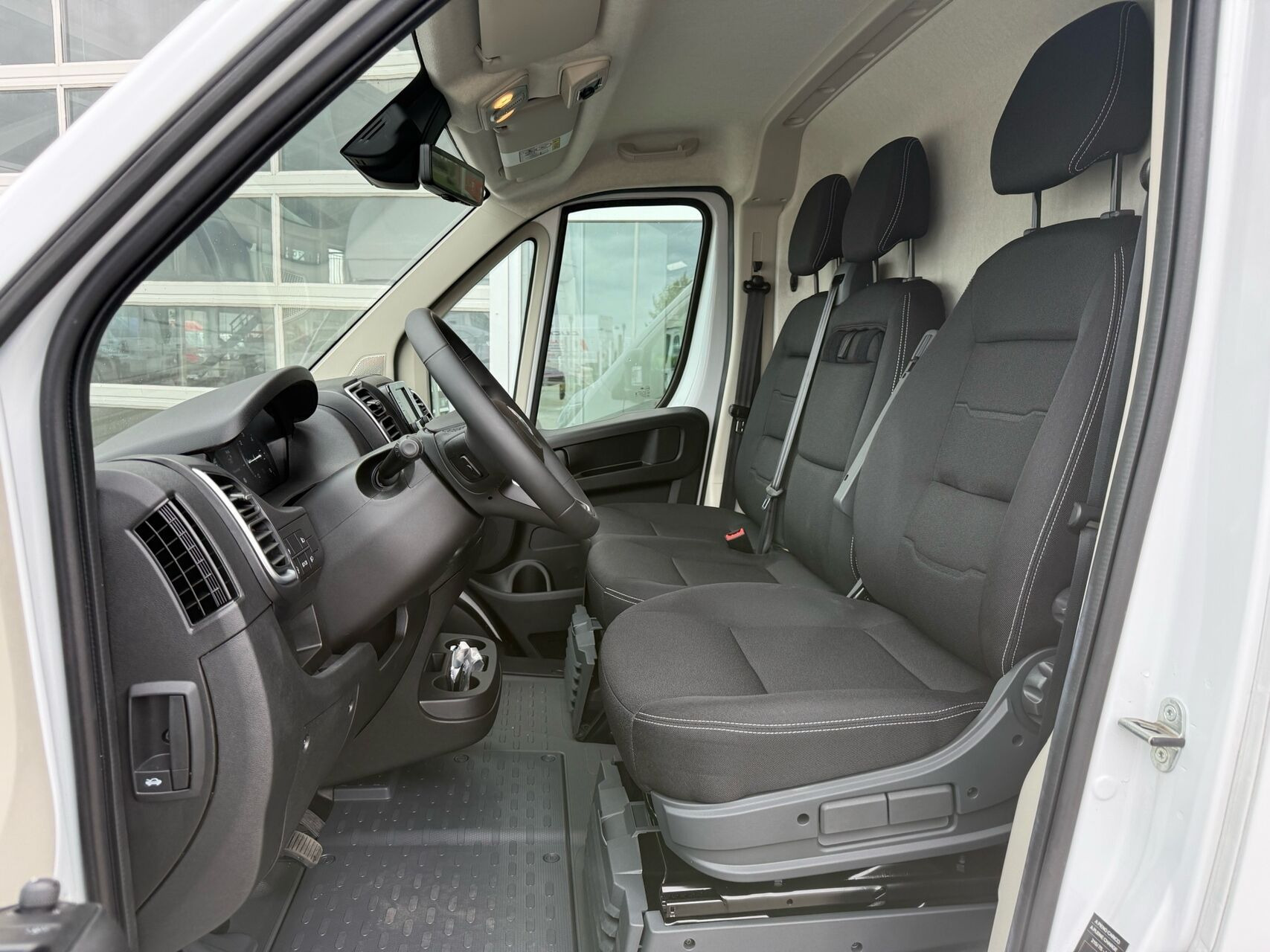 Hvid Opel Movano fra 2026
