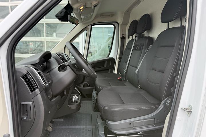Hvid Opel Movano fra 2026