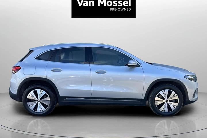 Sølv Mercedes EQA250 fra 2022
