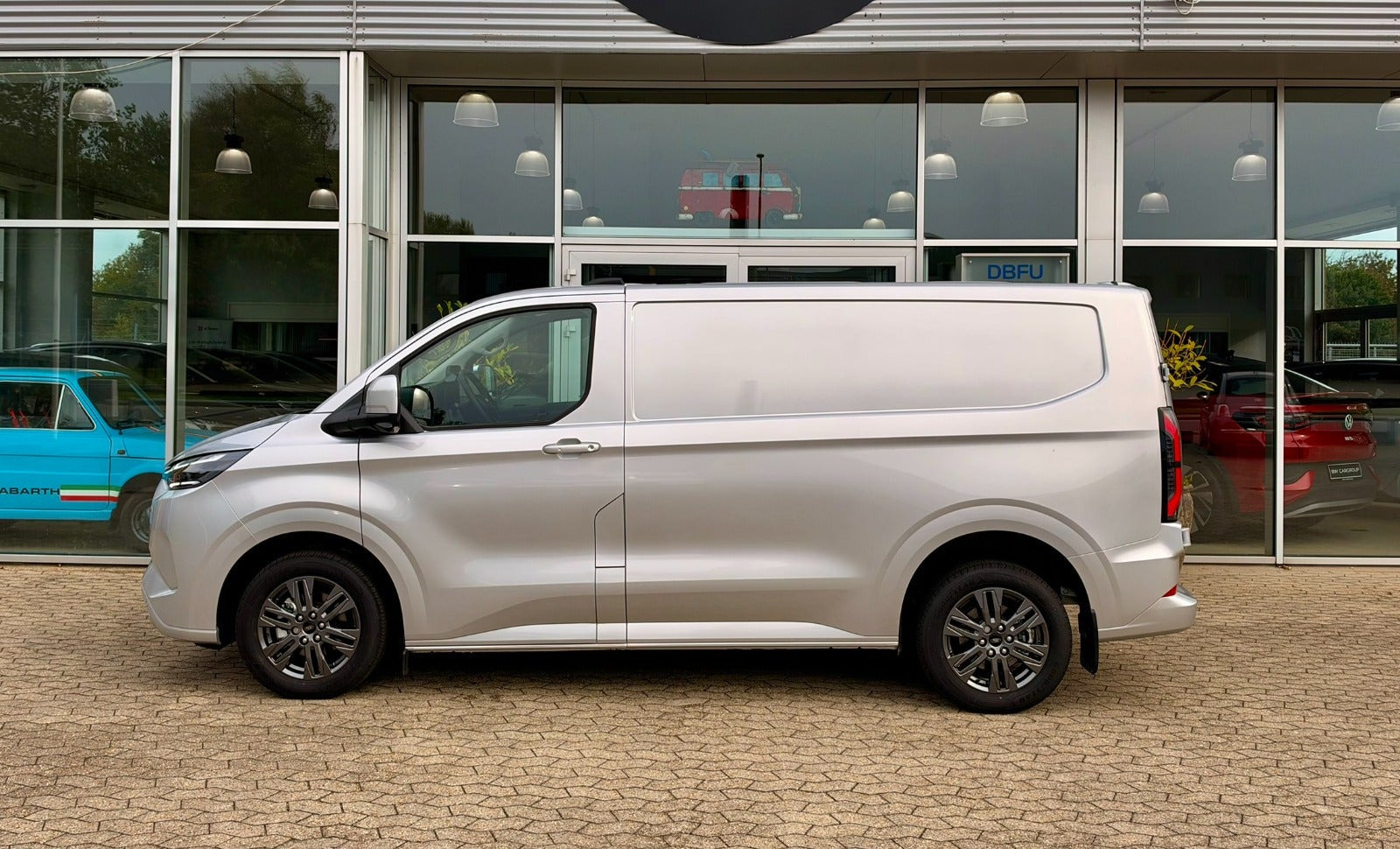 Grå Ford E-Transit Custom 320 L1 fra 2026