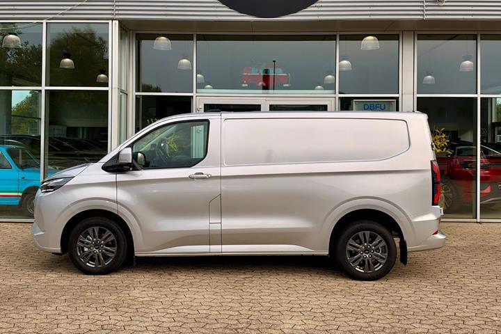 Grå Ford E-Transit Custom 320 L1 fra 2026