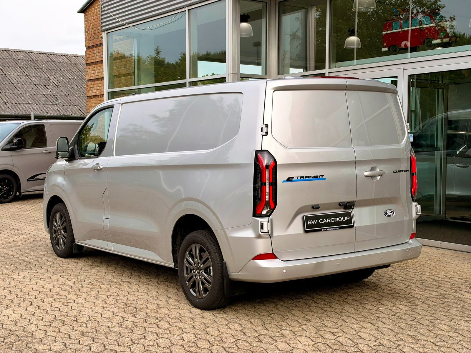 Grå Ford E-Transit Custom 320 L1 fra 2026