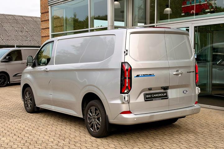 Grå Ford E-Transit Custom 320 L1 fra 2026
