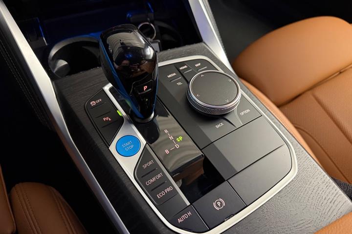 Grøn BMW i4 fra 2023