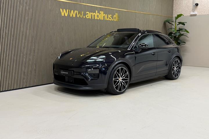 Sort Porsche Macan 4 fra 2024