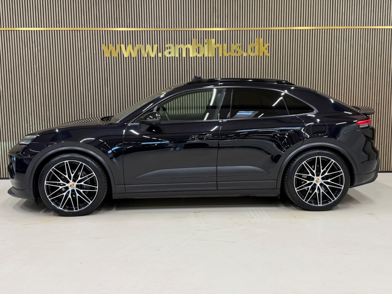 Sort Porsche Macan 4 fra 2024