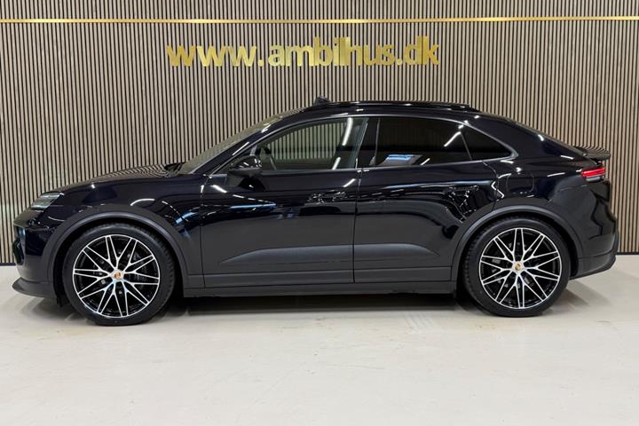 Sort Porsche Macan 4 fra 2024