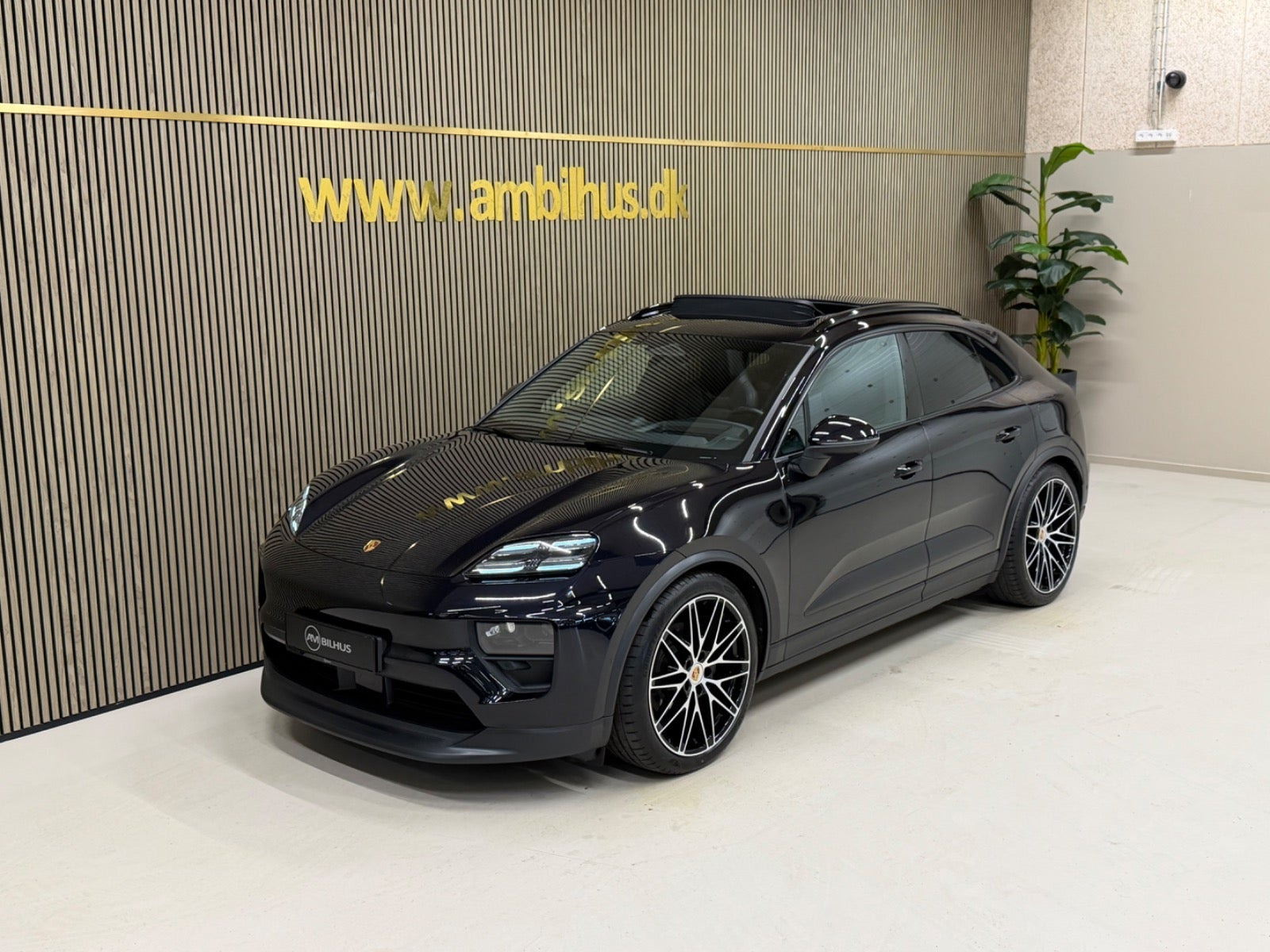 Sort Porsche Macan 4 fra 2024