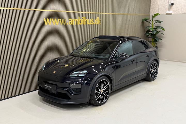 Sort Porsche Macan 4 fra 2024