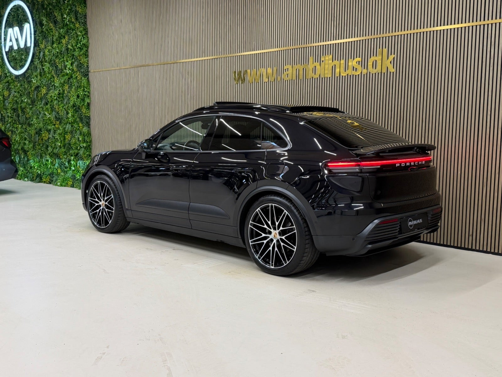 Sort Porsche Macan 4 fra 2024