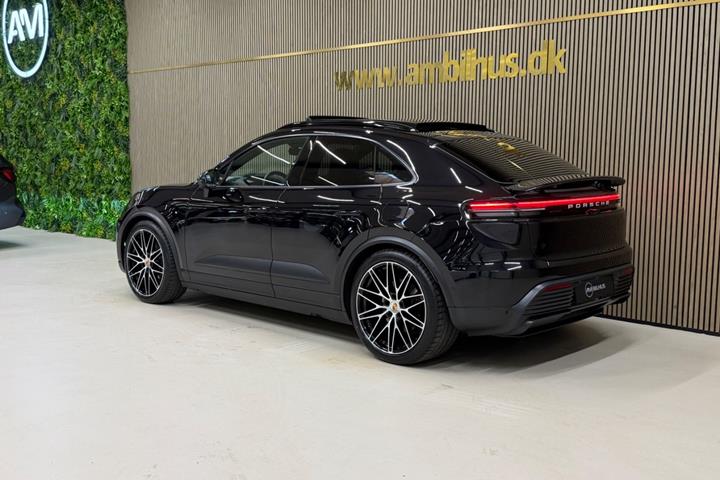 Sort Porsche Macan 4 fra 2024
