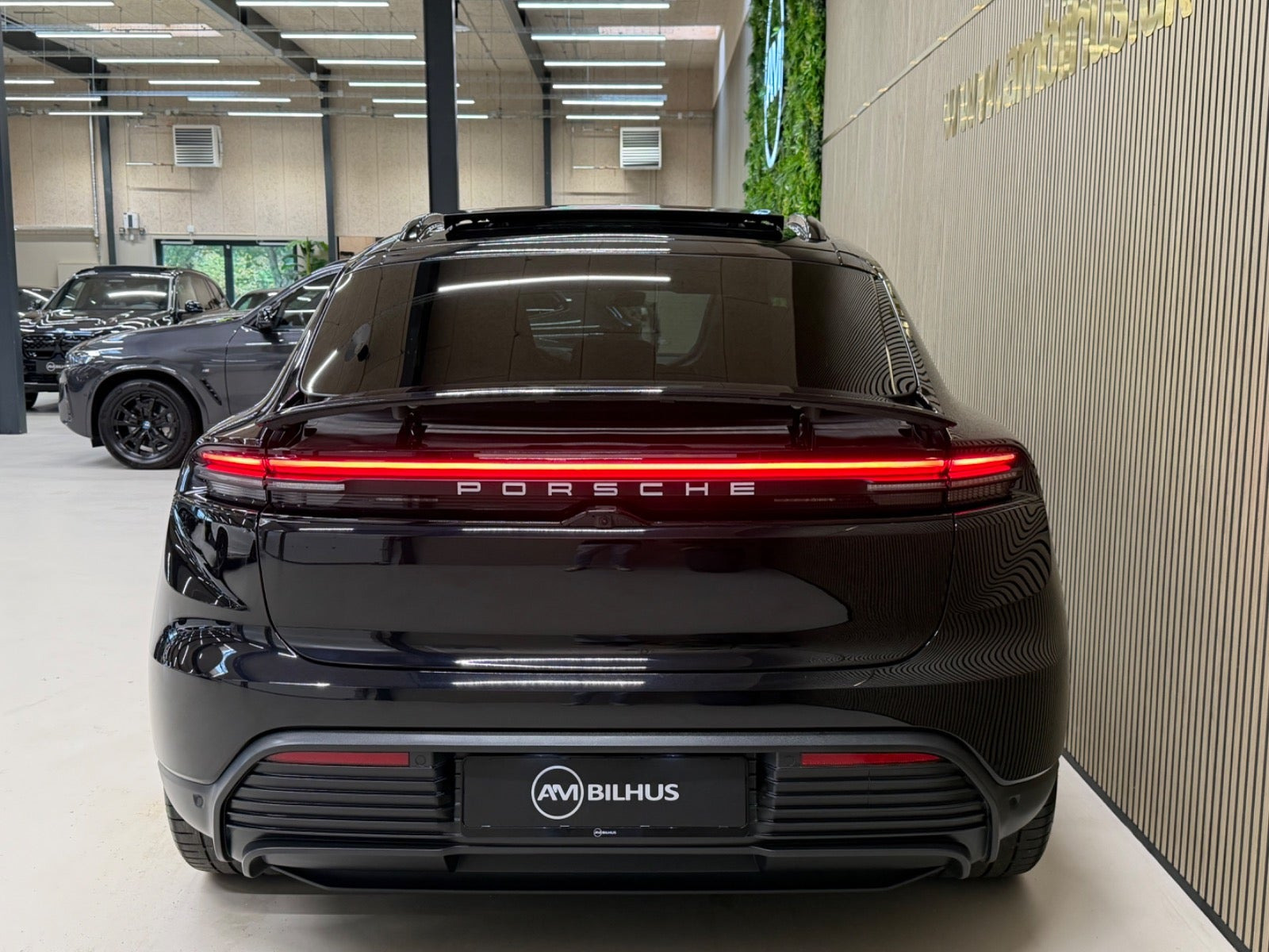 Sort Porsche Macan 4 fra 2024
