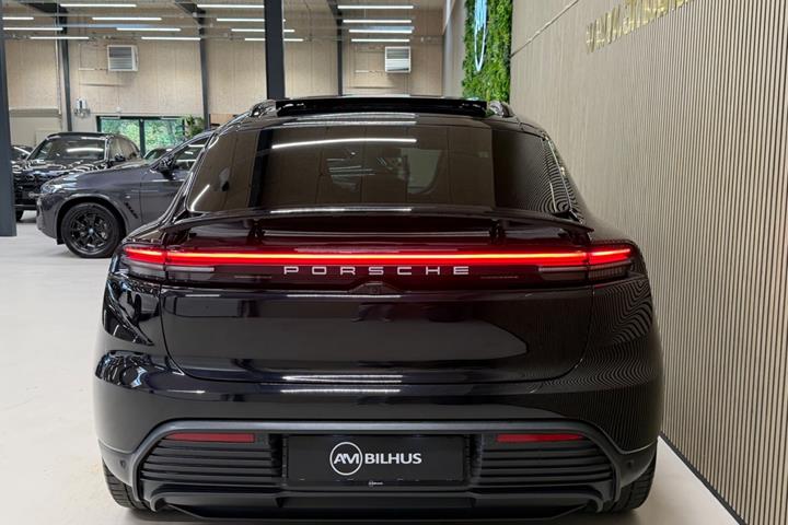 Sort Porsche Macan 4 fra 2024