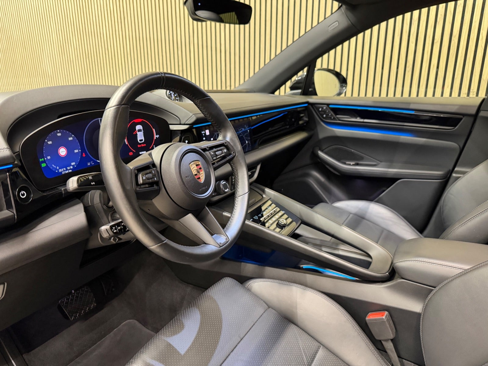 Sort Porsche Macan 4 fra 2024