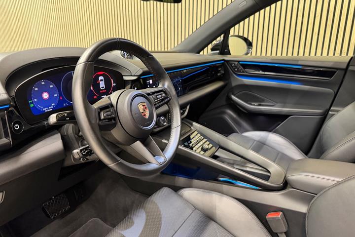 Sort Porsche Macan 4 fra 2024
