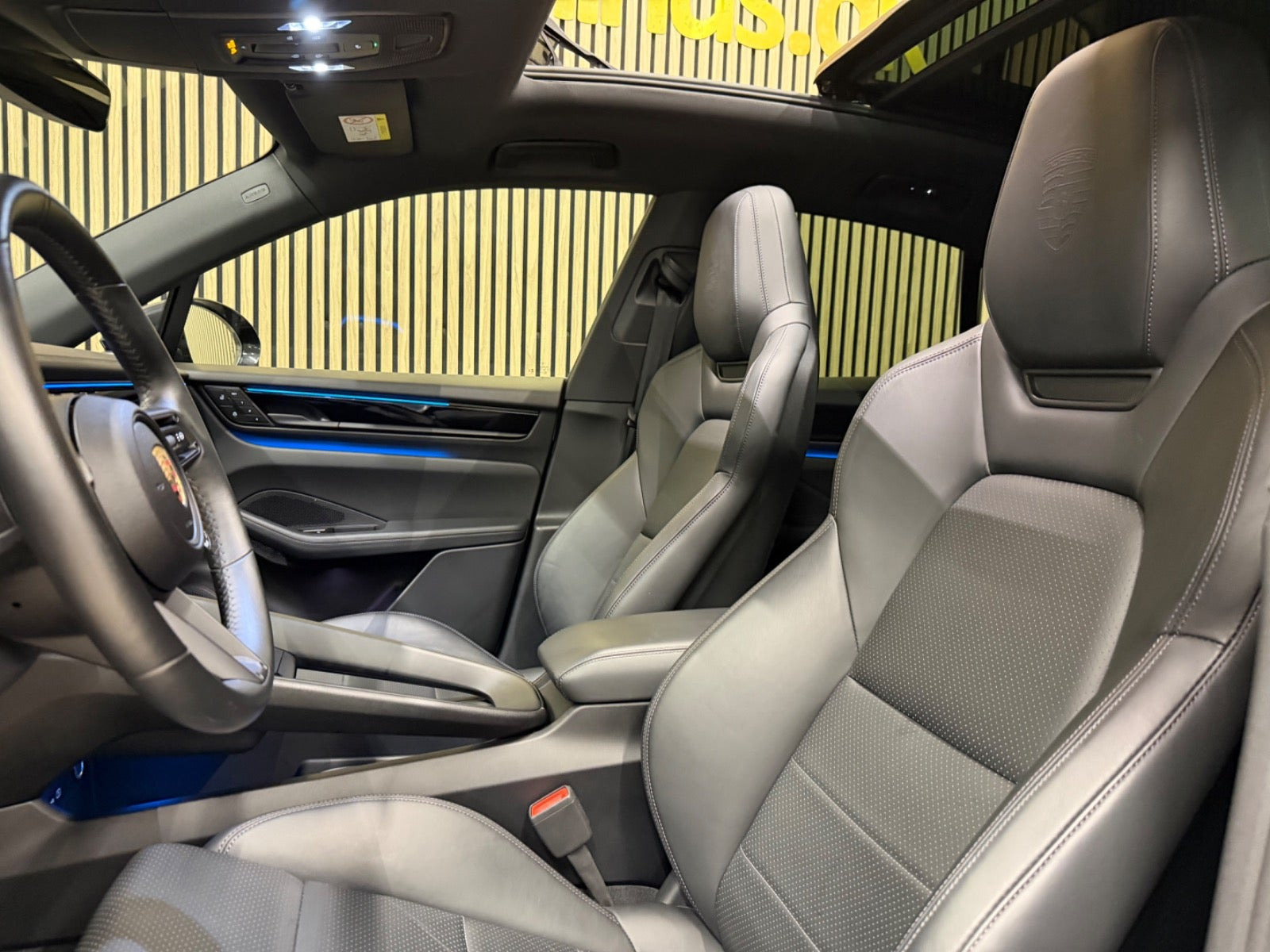 Sort Porsche Macan 4 fra 2024