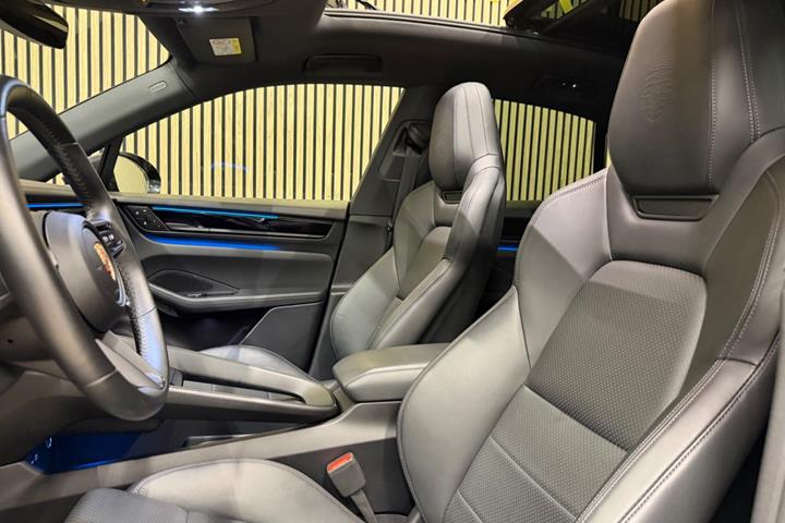 Sort Porsche Macan 4 fra 2024