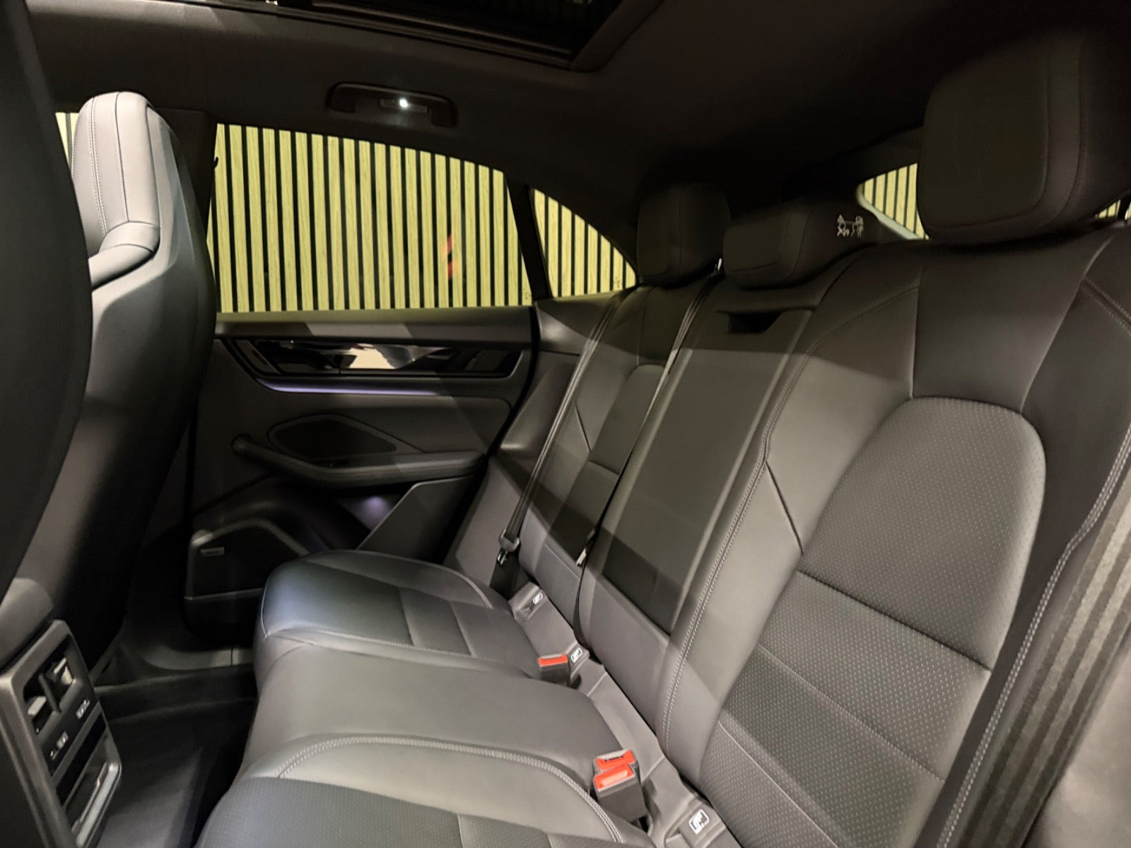 Sort Porsche Macan 4 fra 2024