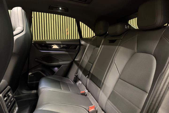 Sort Porsche Macan 4 fra 2024