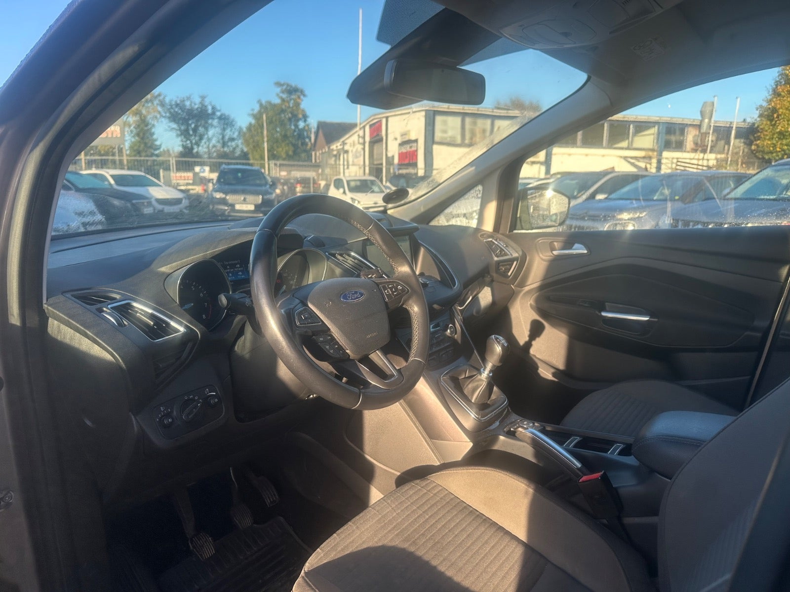 Beige Ford C-MAX fra 2019