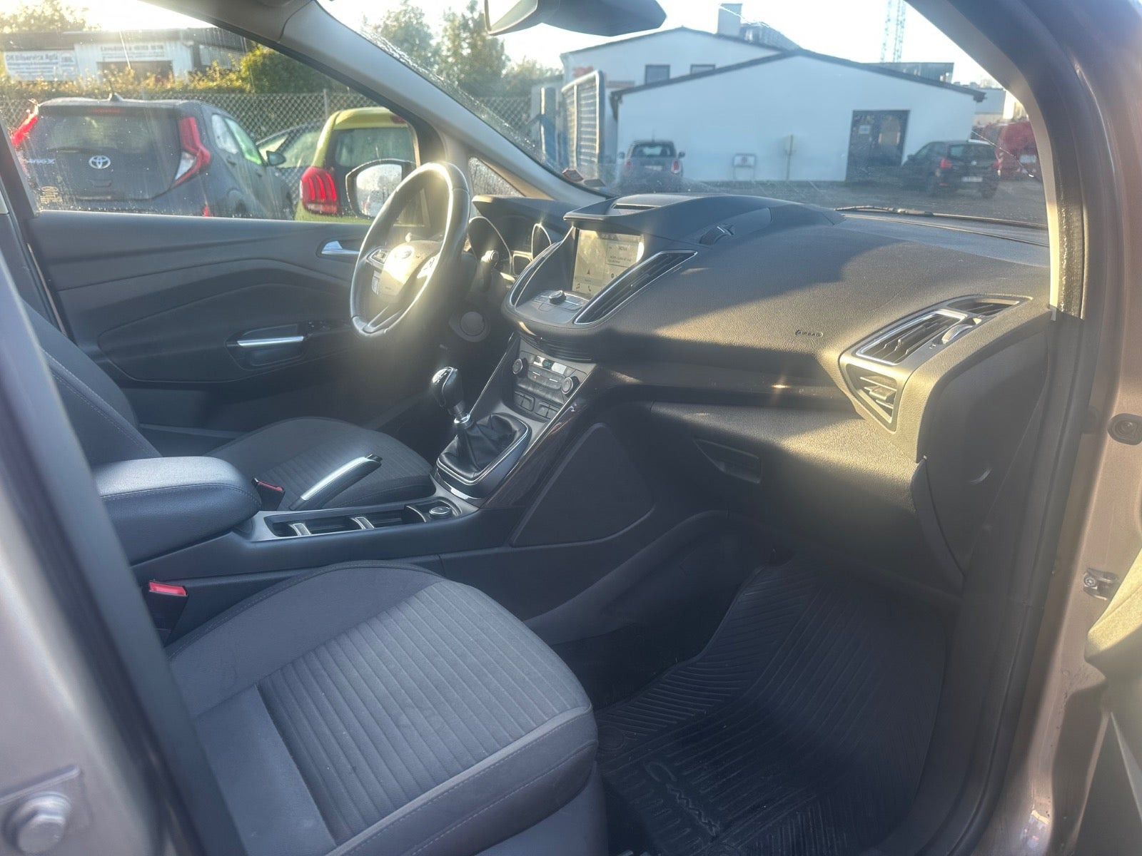 Beige Ford C-MAX fra 2019