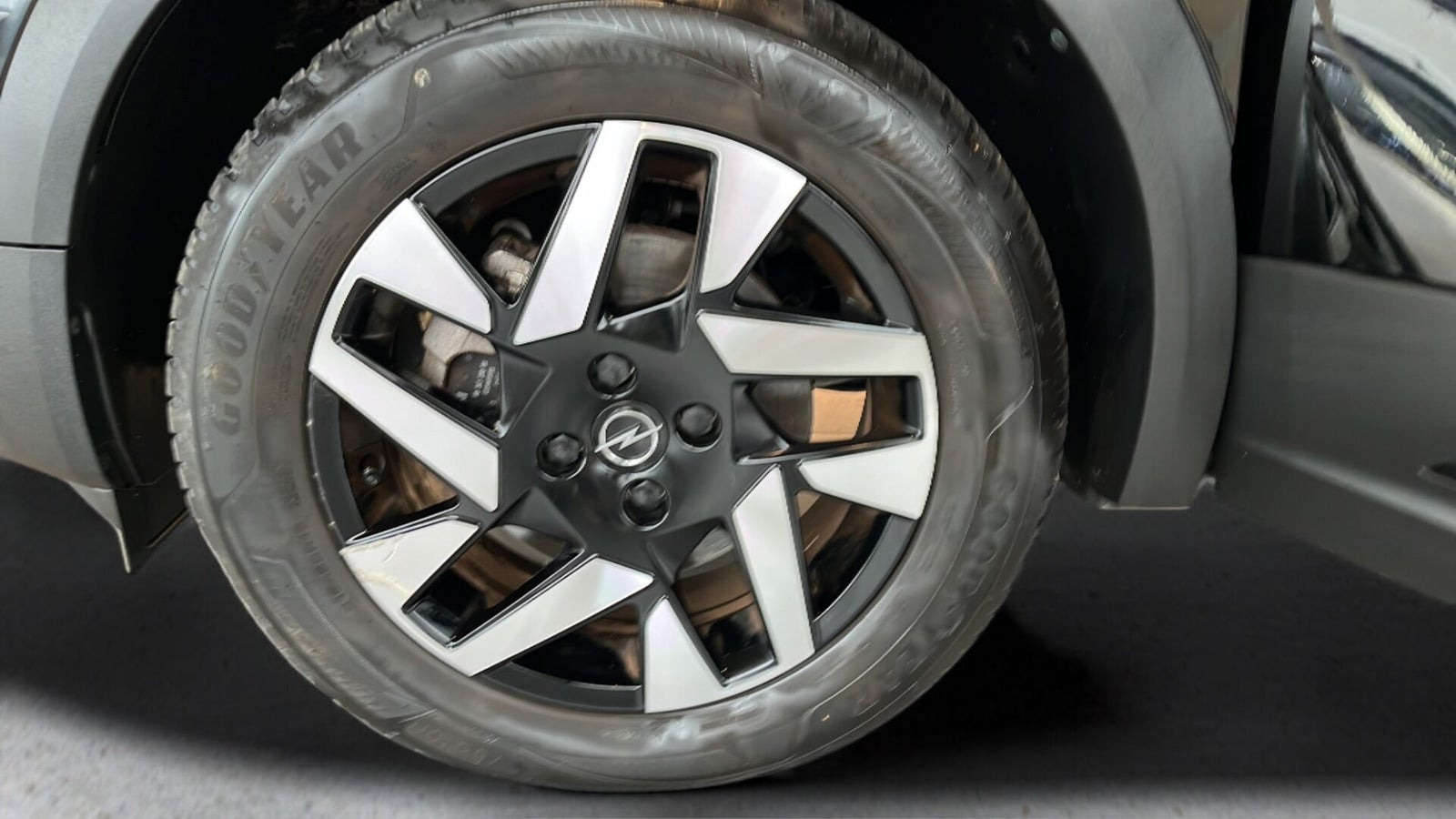 Sort Opel Mokka-e fra 2023