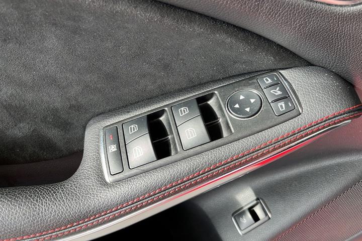 Rød Mercedes CLA220 d fra 2015