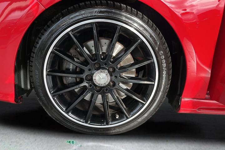 Rød Mercedes CLA220 d fra 2015