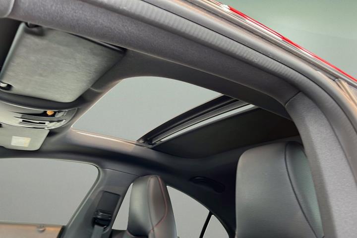 Rød Mercedes CLA220 d fra 2015