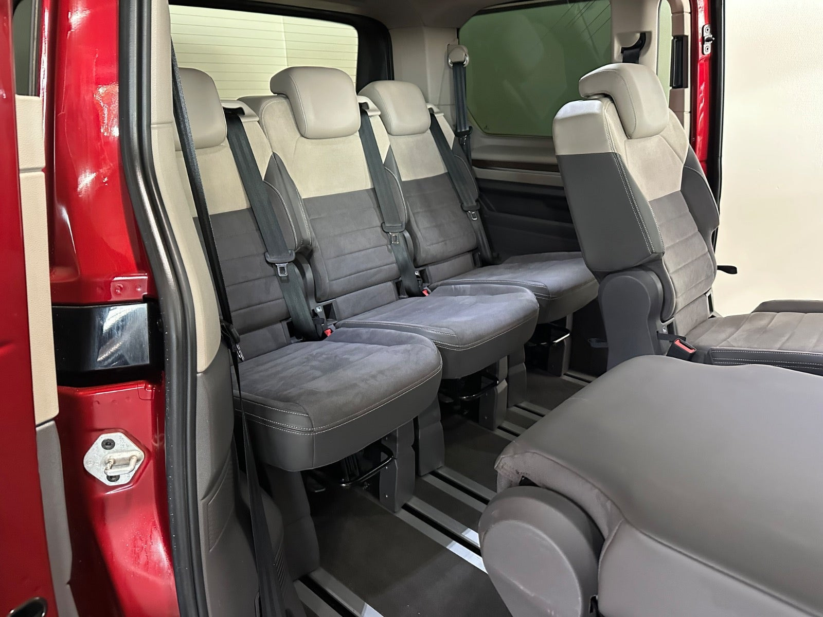 Sort VW Multivan fra 2024