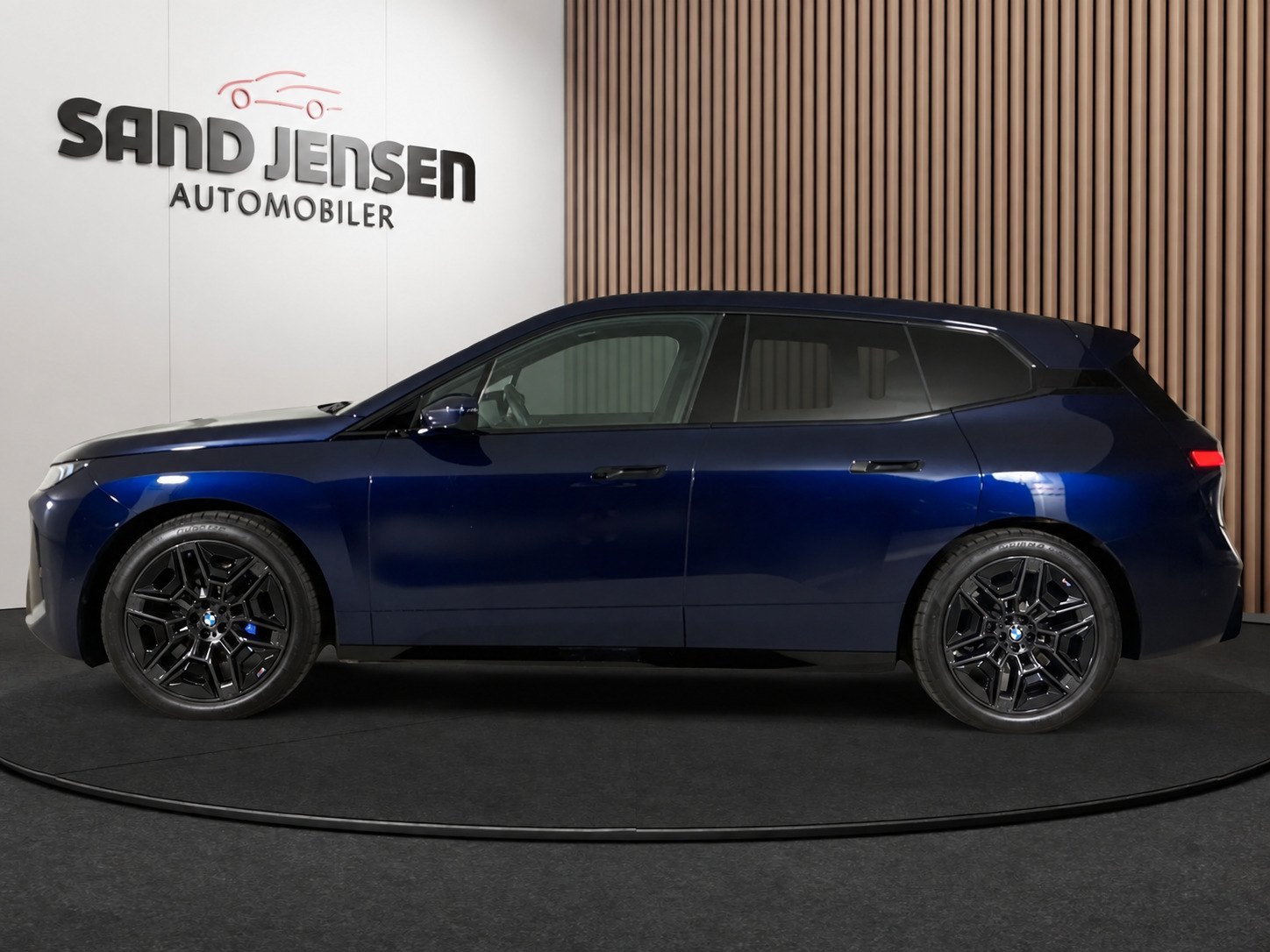 Blå BMW iX fra 2025