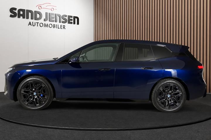 Blå BMW iX fra 2025