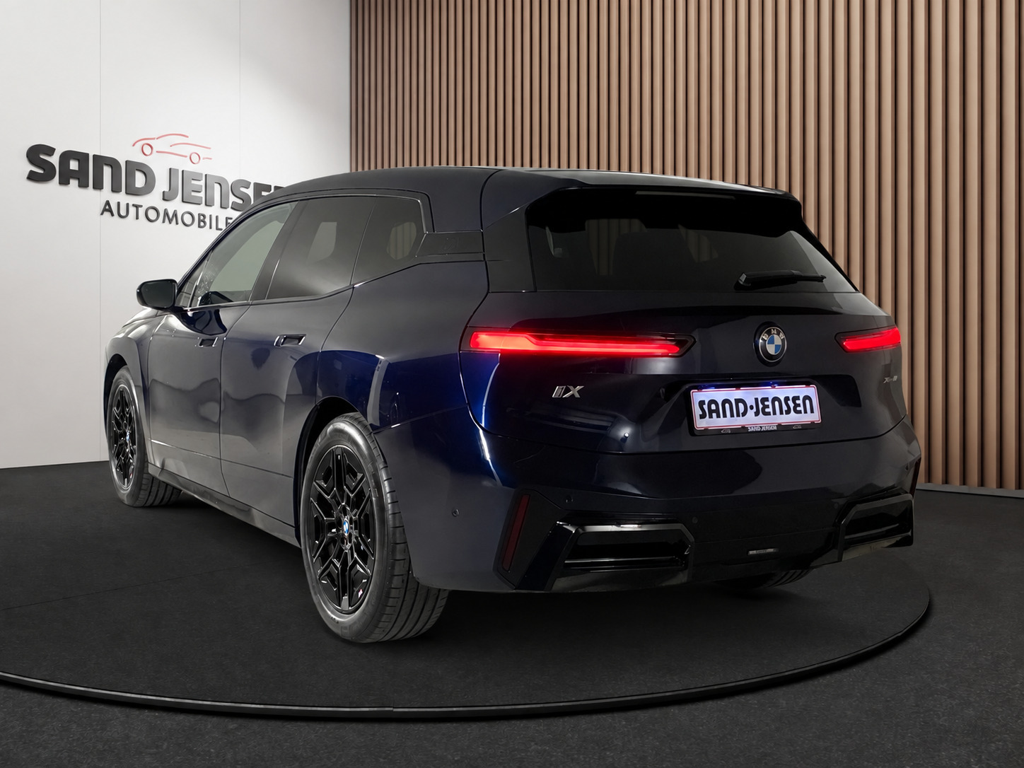 Blå BMW iX fra 2025