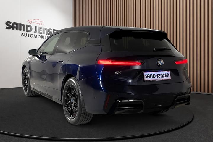 Blå BMW iX fra 2025