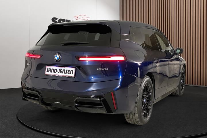 Blå BMW iX fra 2025