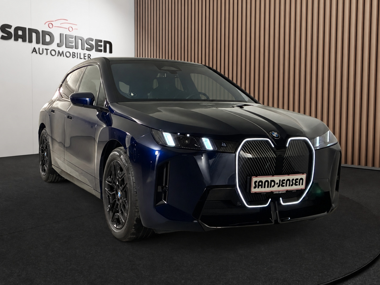 Blå BMW iX fra 2025