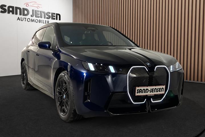 Blå BMW iX fra 2025