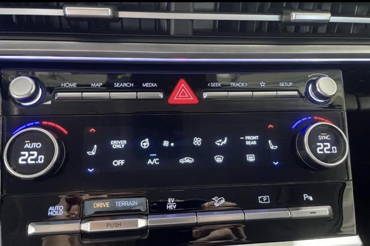 Grå Hyundai Santa Fe fra 2025