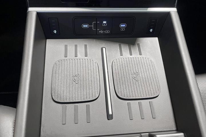 Grå Hyundai Santa Fe fra 2025