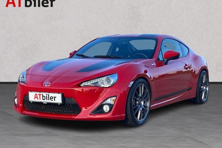 Rød Toyota GT86 fra 2013 set udefra