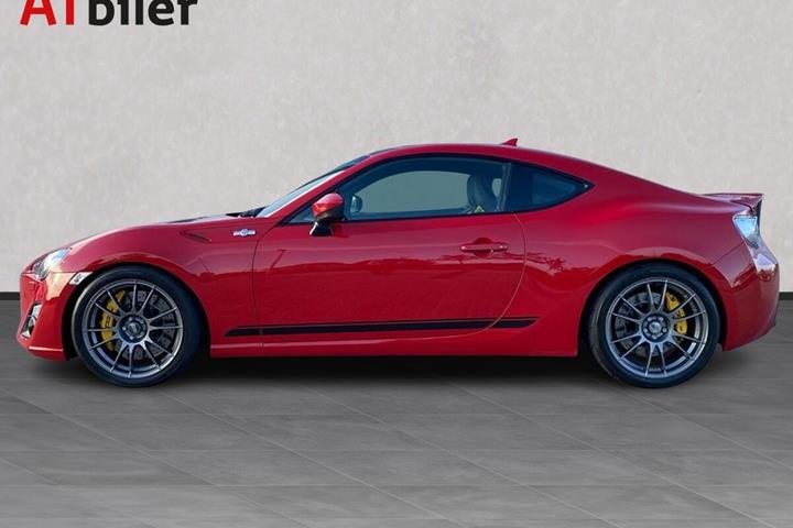Rød Toyota GT86 fra 2013 set udefra