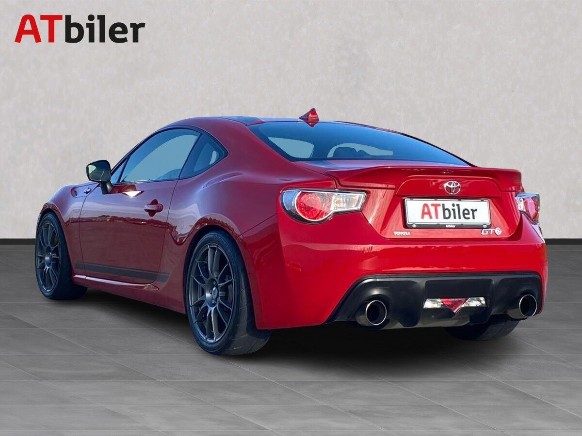 Rød Toyota GT86 fra 2013 set udefra
