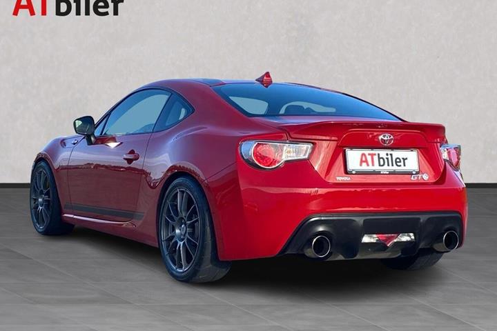 Rød Toyota GT86 fra 2013 set udefra