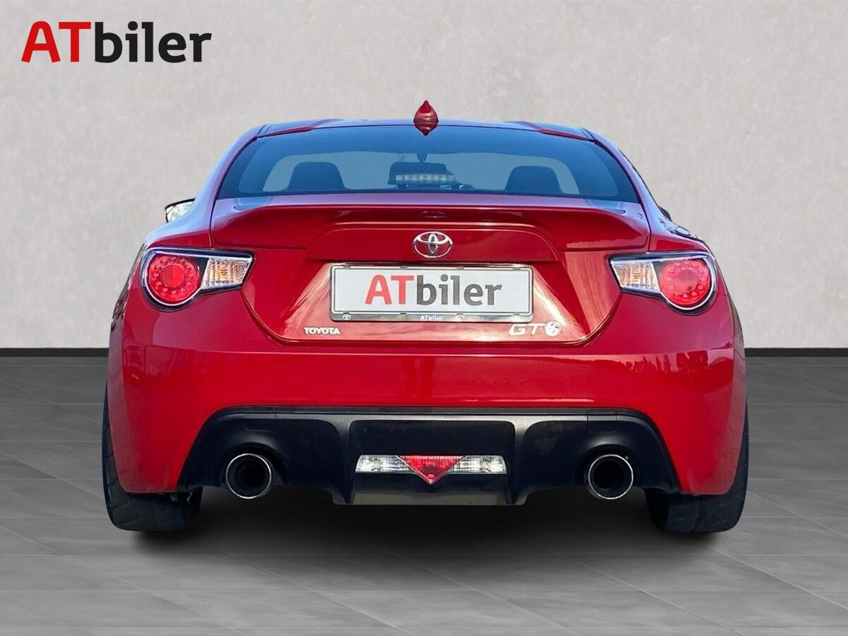 Rød Toyota GT86 fra 2013 set udefra