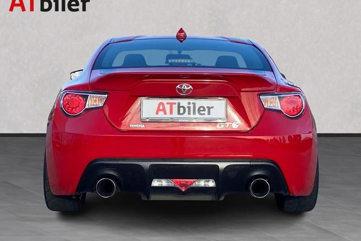Rød Toyota GT86 fra 2013 set udefra